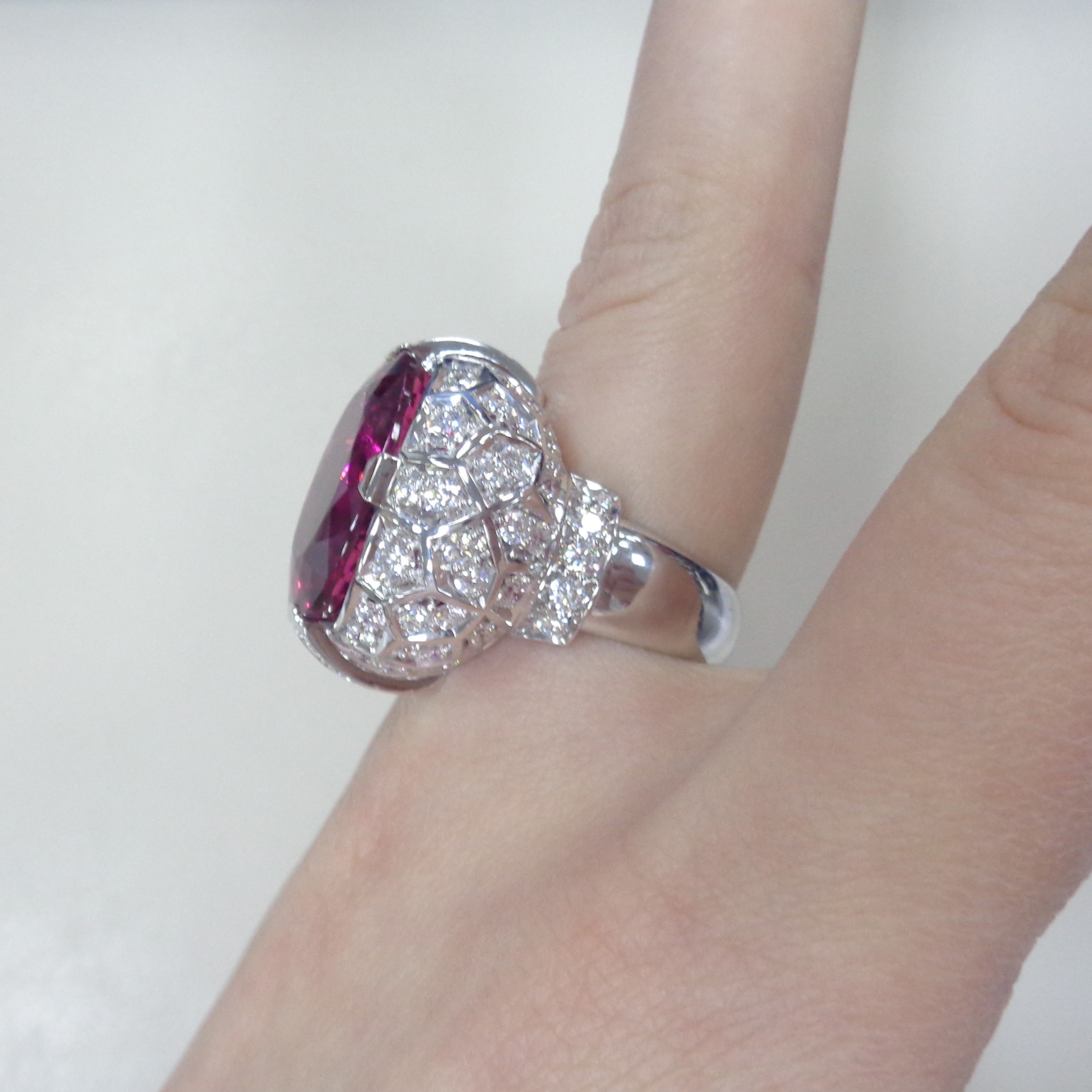 Кольцо из белого золота с рубеллитом